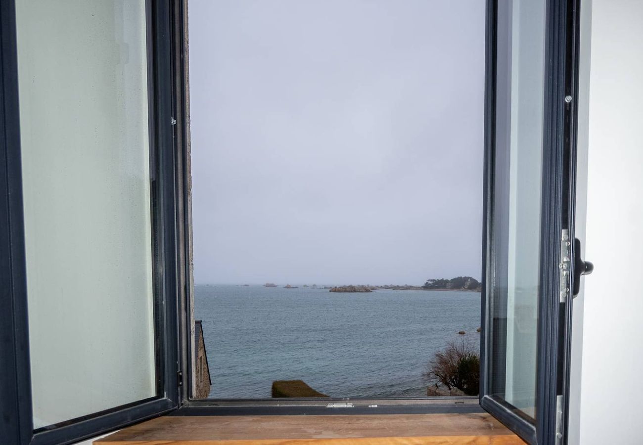 House in Penvénan - hjem petite · Port Blanc Facing the sea