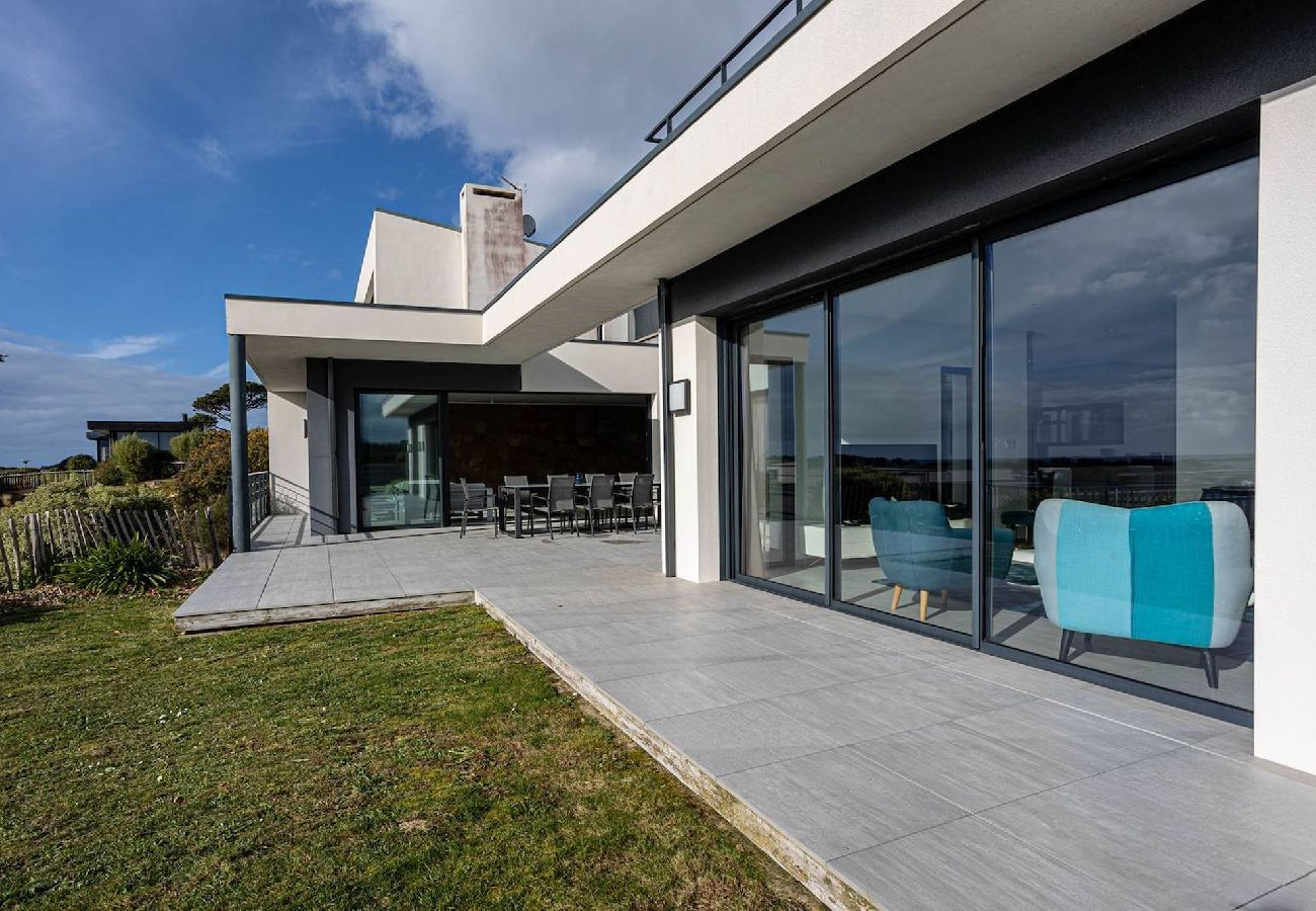 Maison à Pleumeur-Bodou - agapanthes · Facing the sea, indoor pool.