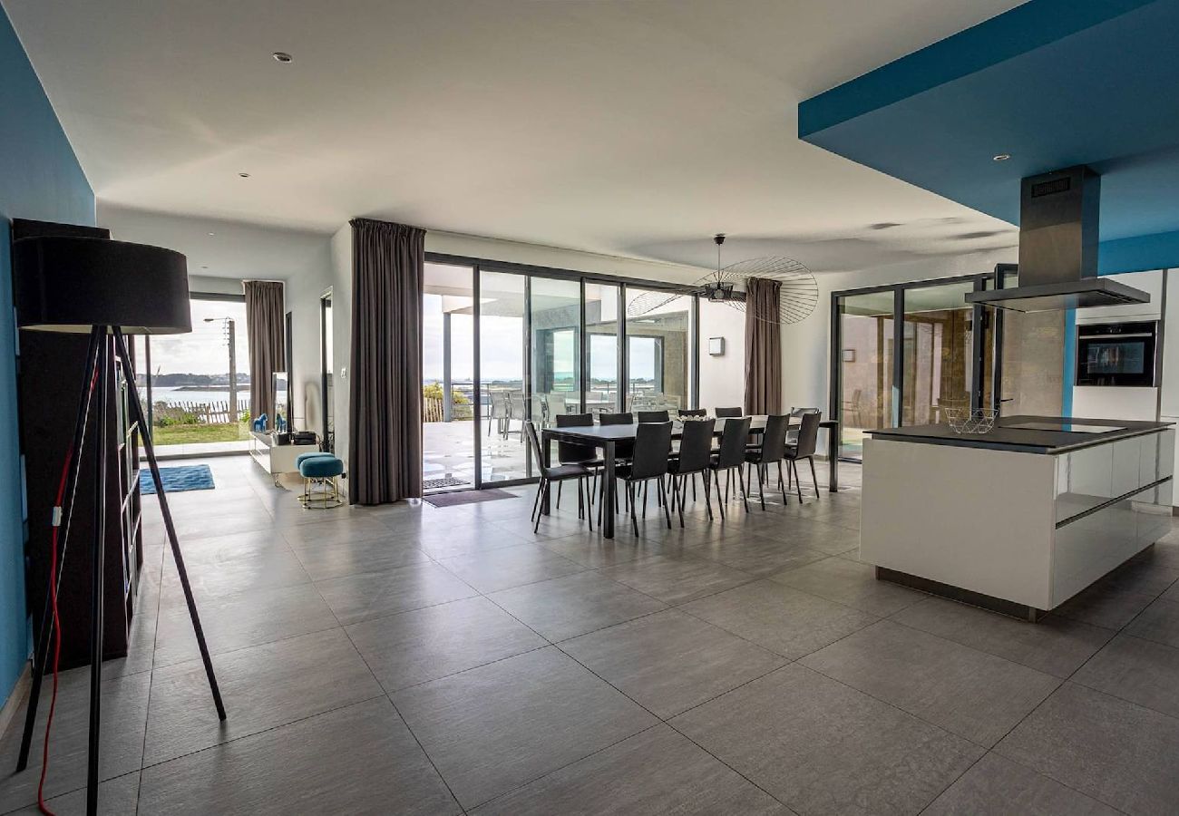 Maison à Pleumeur-Bodou - agapanthes · Facing the sea, indoor pool.